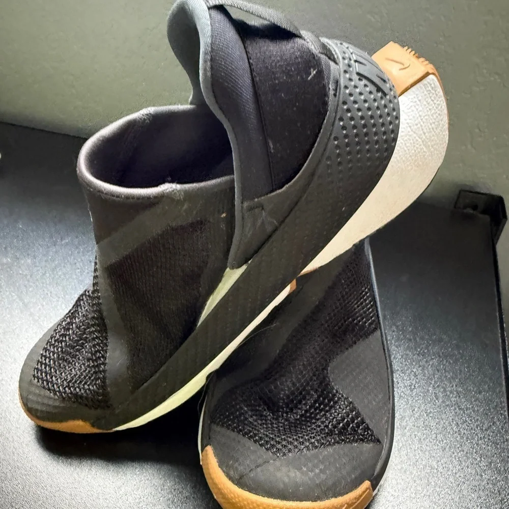 Nike Go FlyEase Black and White Mesh Gum Bottom Slip-Ons Women’s 7 ECU